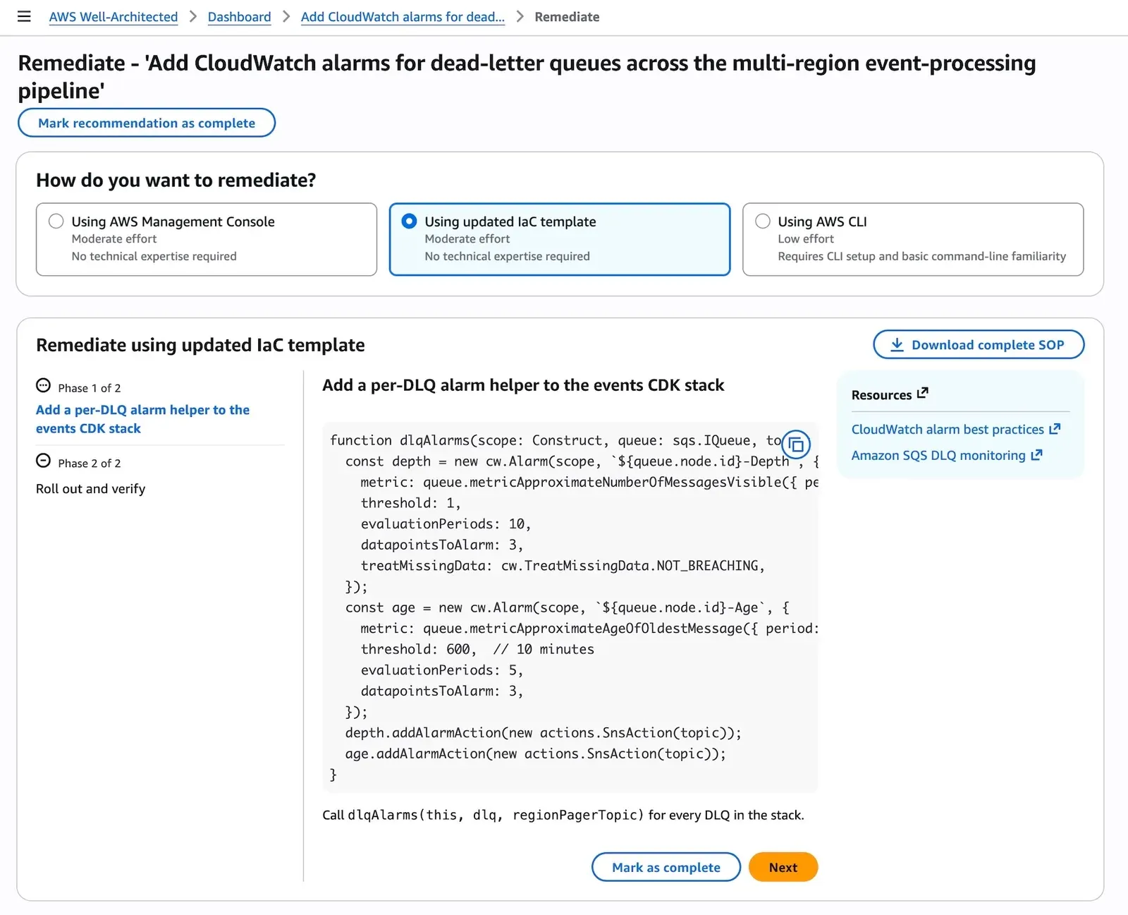 Pantalla de remediación con opciones de consola, template de IaC actualizado y AWS CLI, mostrando código CDK para alarmas de DLQ