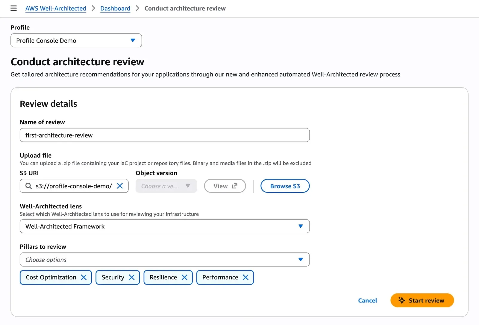Formulario Conduct architecture review con el nombre de la revisión, URI de S3 del archivo zip, lente Well-Architected Framework y pilares